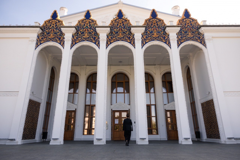 Главный герой повести Леонид Коровин мечтает привезти своей девушке бутылочку первой в Прикамье девонской нефти