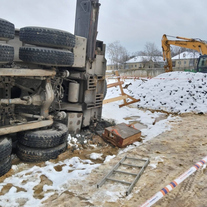 Кран перевернул тяжелый груз