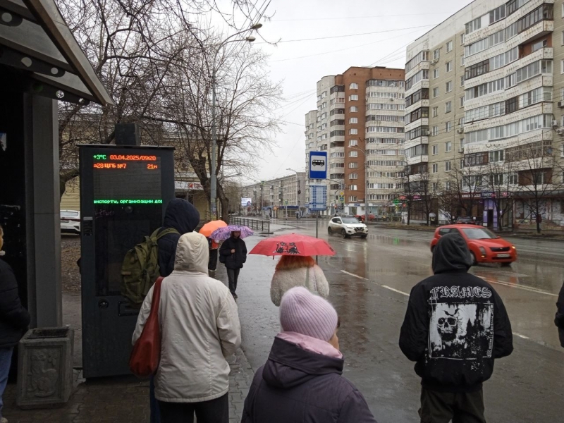 В часы пик общественный транспорт часто задерживается