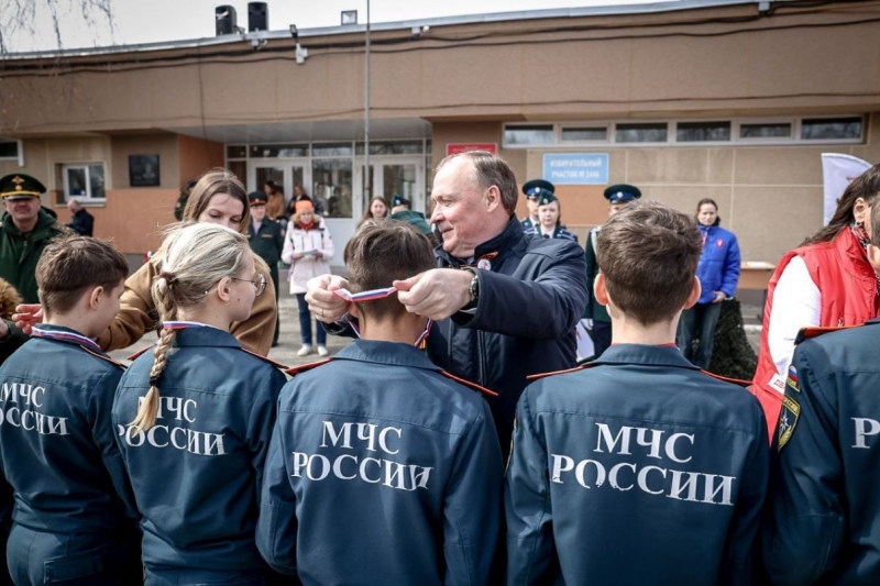 Алексей Орлов вручил награды юным патриотам