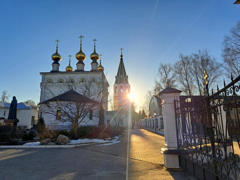 В Радоницу нужно обязательно посетить храм и кладбище