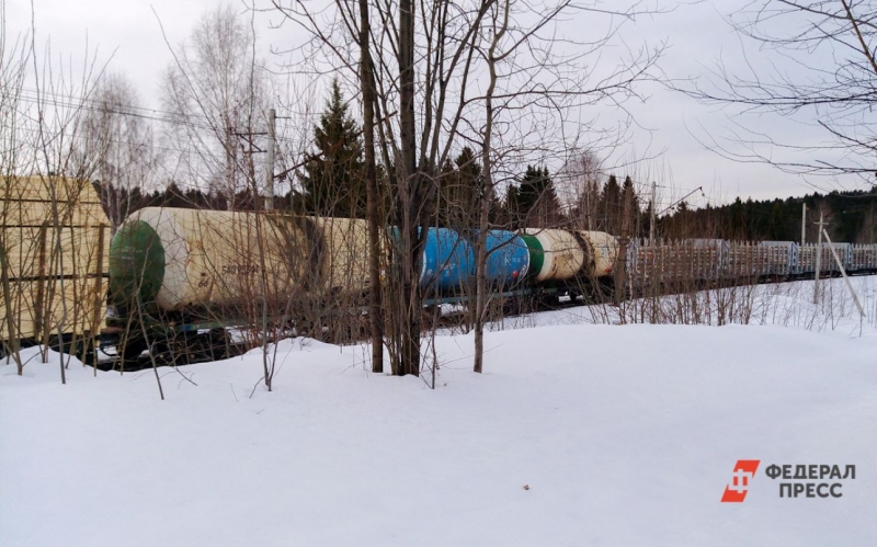 С рельсов сошли два вагона-цистерны