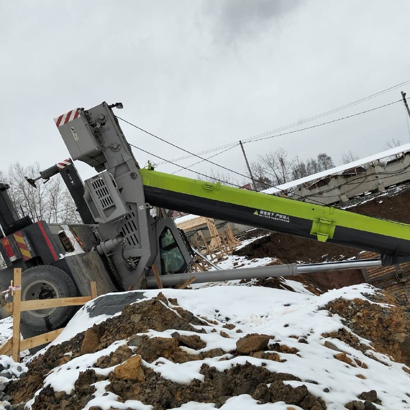 Кран перевернул тяжелый груз