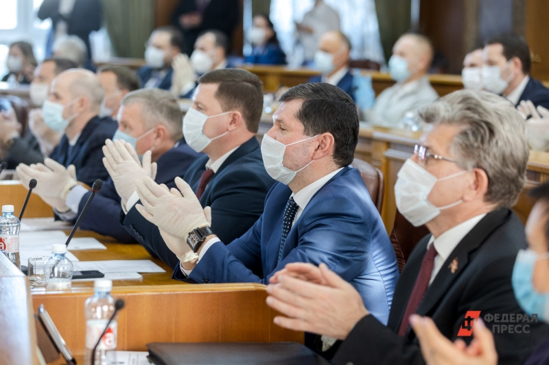 чиновники