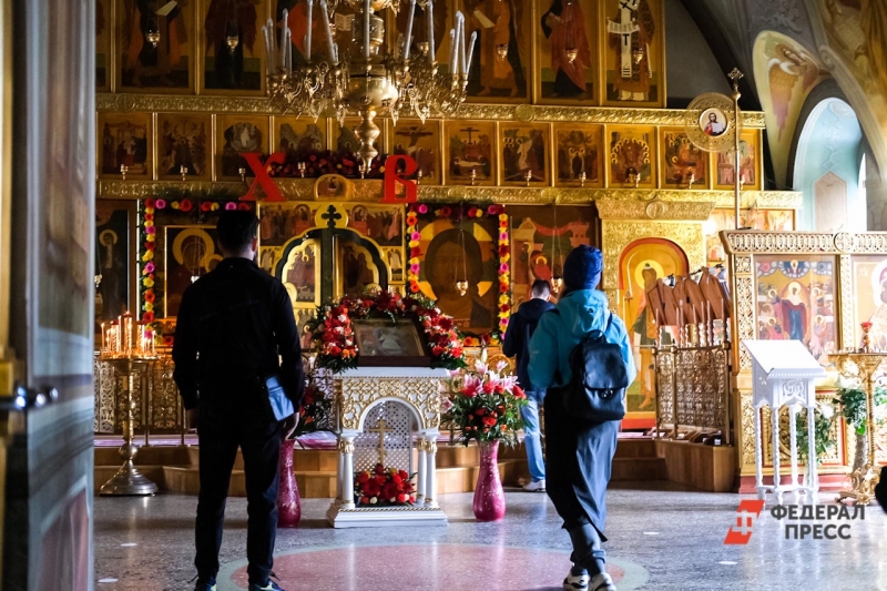 Верующие молятся