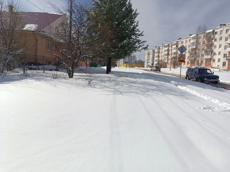 После снегопада автовладельцы доставали свои машины из под снежных завалов