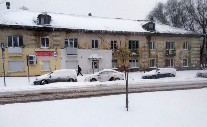 После снегопада автовладельцы доставали свои машины из под снежных завалов
