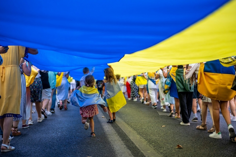 Дети с флагами Украины