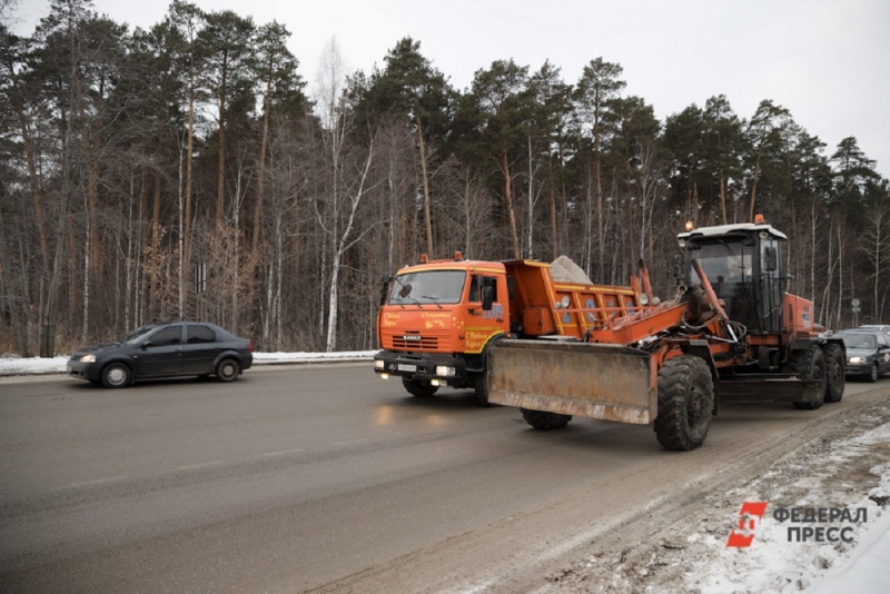 Уборка снега ведется на свердловских трассах