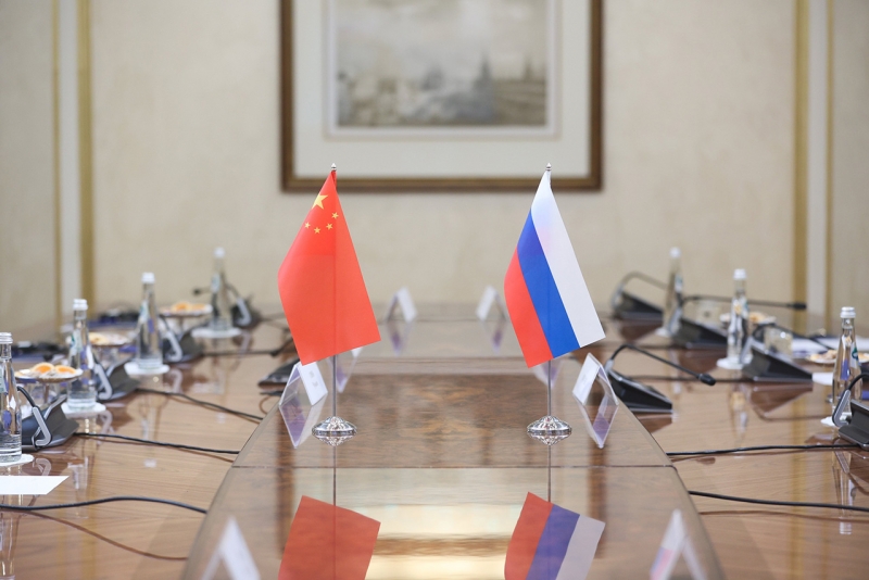 Флаги России и Китая