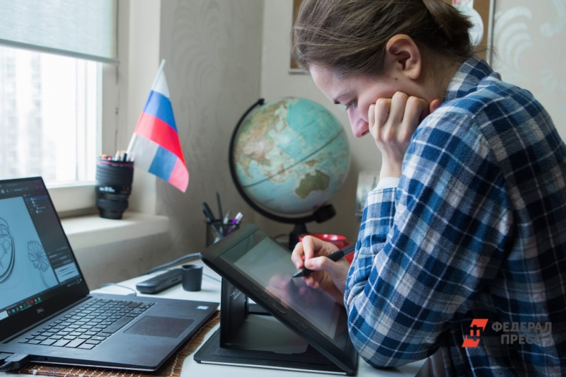 Женщина работает