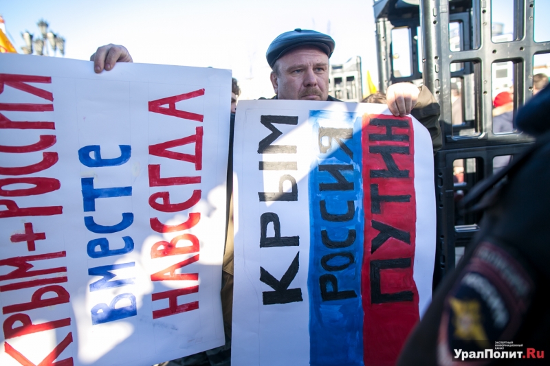 Мужчина с плакатом