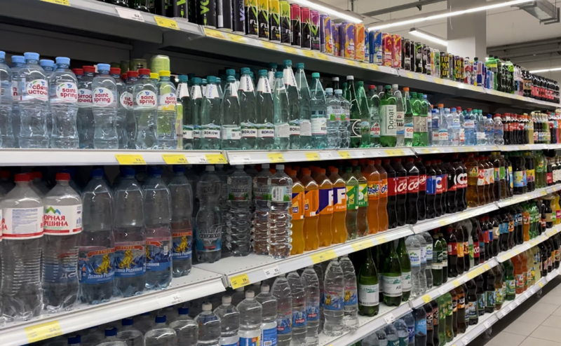 Вода на прилавке в магазине