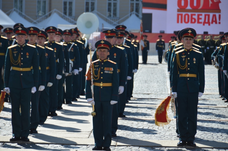 Перед трибунами прошли военнослужащие Санкт-Петербургского гарнизона, Ленинградского военного округа, сотрудники Росгвардии, курсанты военных вузов, академий Минобороны РФ