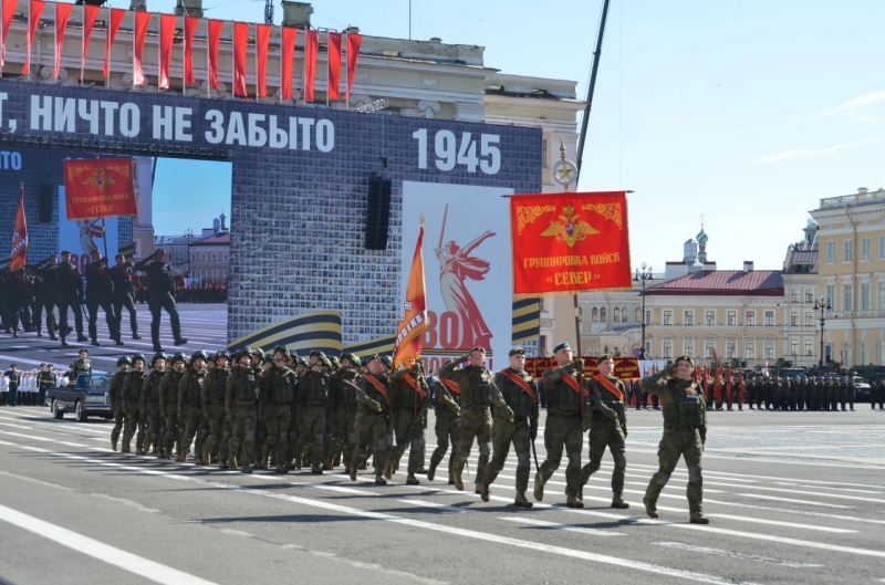 Перед трибунами прошли военнослужащие Санкт-Петербургского гарнизона, Ленинградского военного округа, сотрудники Росгвардии, курсанты военных вузов, академий Минобороны РФ