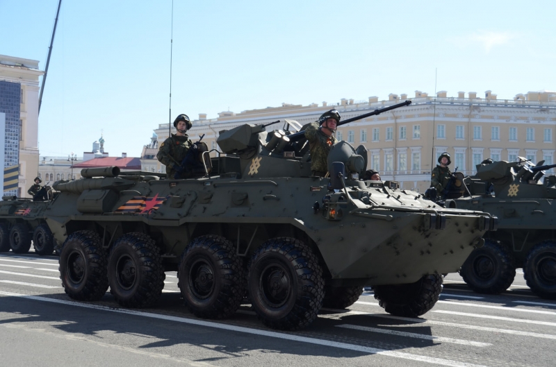 Перед трибунами прошли военнослужащие Санкт-Петербургского гарнизона, Ленинградского военного округа, сотрудники Росгвардии, курсанты военных вузов, академий Минобороны РФ