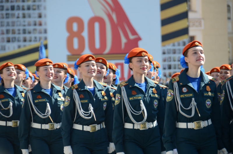 Перед трибунами прошли военнослужащие Санкт-Петербургского гарнизона, Ленинградского военного округа, сотрудники Росгвардии, курсанты военных вузов, академий Минобороны РФ