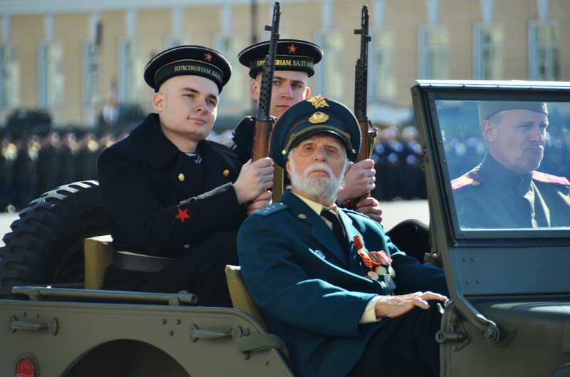 Перед трибунами прошли военнослужащие Санкт-Петербургского гарнизона, Ленинградского военного округа, сотрудники Росгвардии, курсанты военных вузов, академий Минобороны РФ