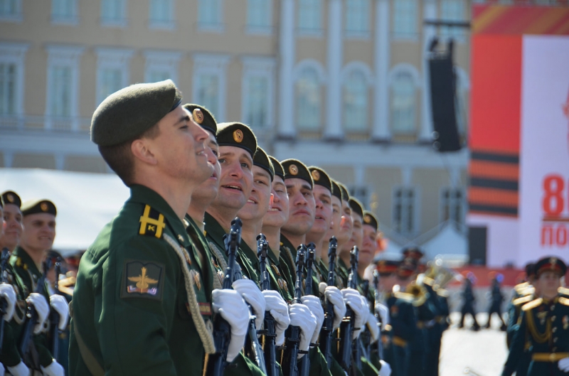Перед трибунами прошли военнослужащие Санкт-Петербургского гарнизона, Ленинградского военного округа, сотрудники Росгвардии, курсанты военных вузов, академий Минобороны РФ