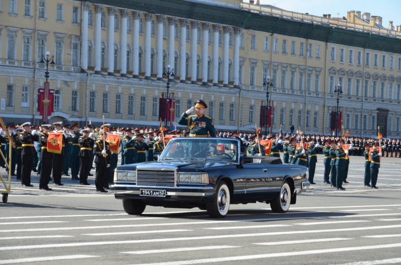Перед трибунами прошли военнослужащие Санкт-Петербургского гарнизона, Ленинградского военного округа, сотрудники Росгвардии, курсанты военных вузов, академий Минобороны РФ