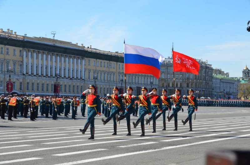 Перед трибунами прошли военнослужащие Санкт-Петербургского гарнизона, Ленинградского военного округа, сотрудники Росгвардии, курсанты военных вузов, академий Минобороны РФ