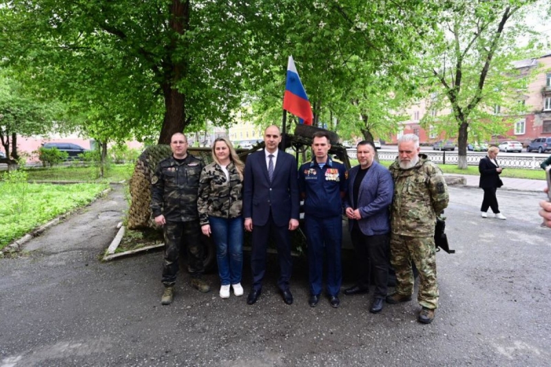 Денис Паслер познакомился с рабочими УВЗ в Нижнем Тагиле
