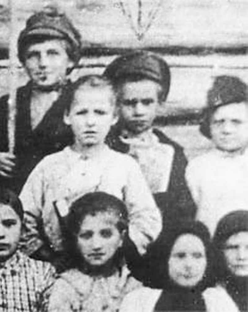 В родной деревни Павлика Морозова дети идут к нему с желаниями