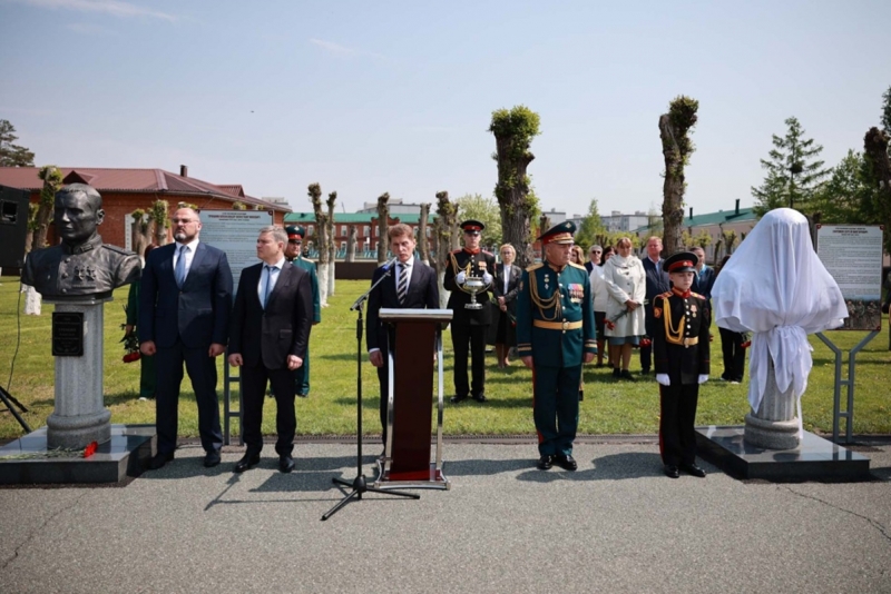 Аллея Героев пополнилась бюстом выпускника Уссурийского училища