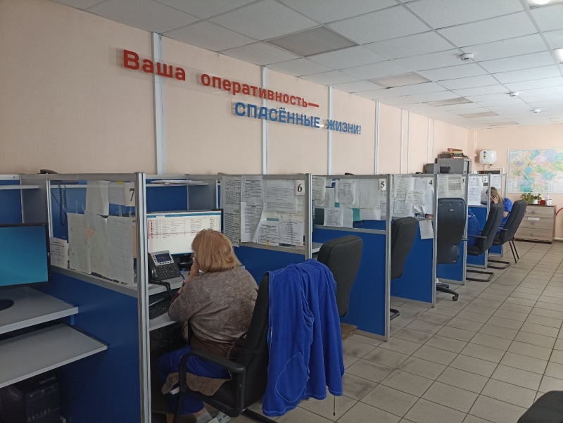 В диспетчерской новгородской скорой помощи работают профессиональные медики