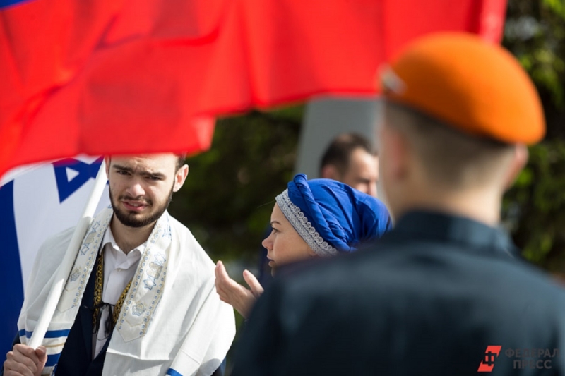 Мужчина с флагом Израиля