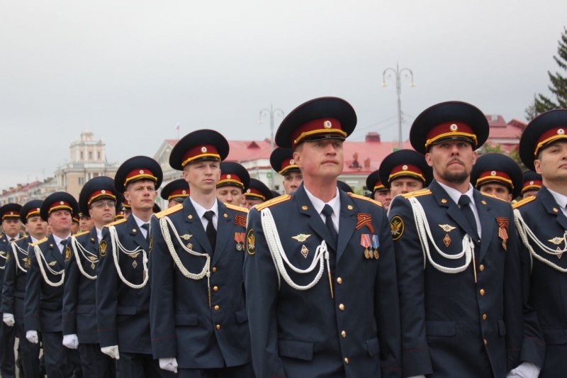 Люди пришли на праздник семьями