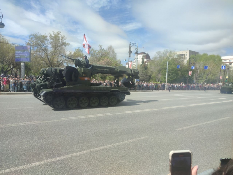 Люди пришли на праздник семьями