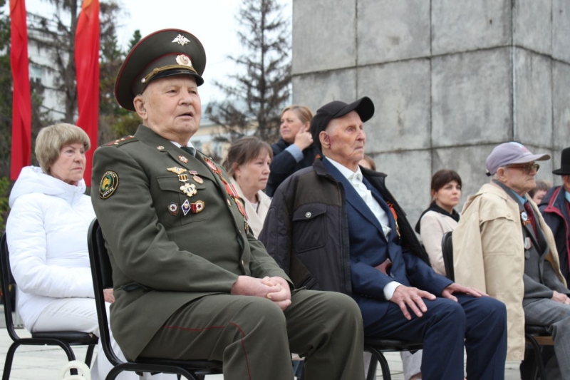 Люди пришли на праздник семьями