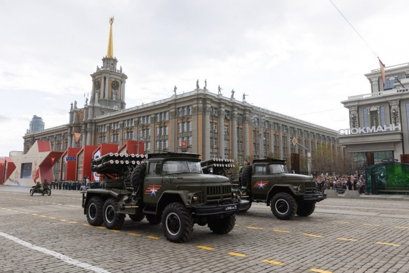 Люди пришли на праздник семьями