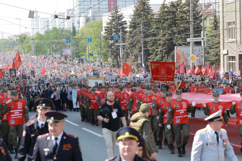 Люди пришли на праздник семьями