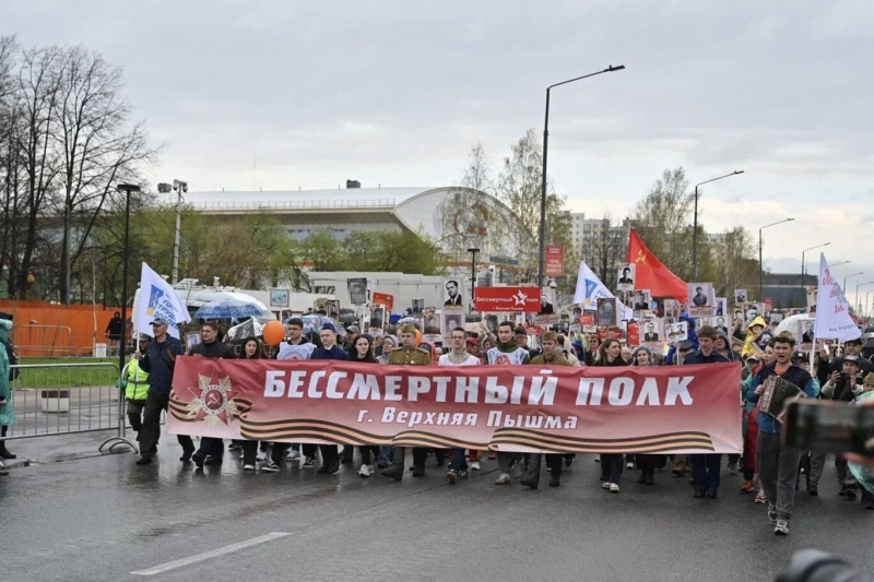 Люди пришли на праздник семьями