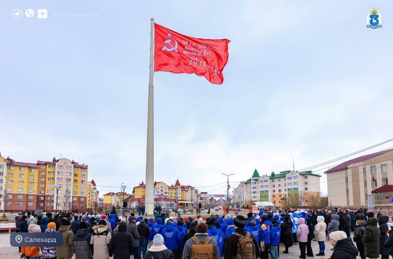 Люди пришли на праздник семьями