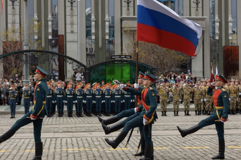 Люди пришли на праздник семьями