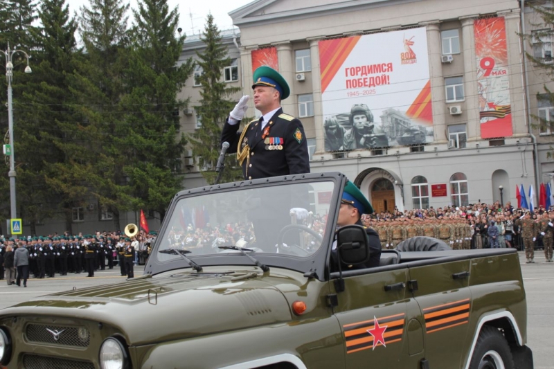 Люди пришли на праздник семьями