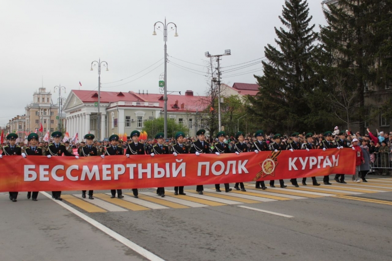 Люди пришли на праздник семьями