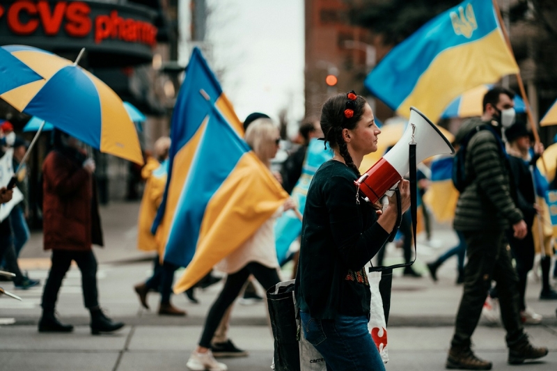 Женщины с флагами Украины