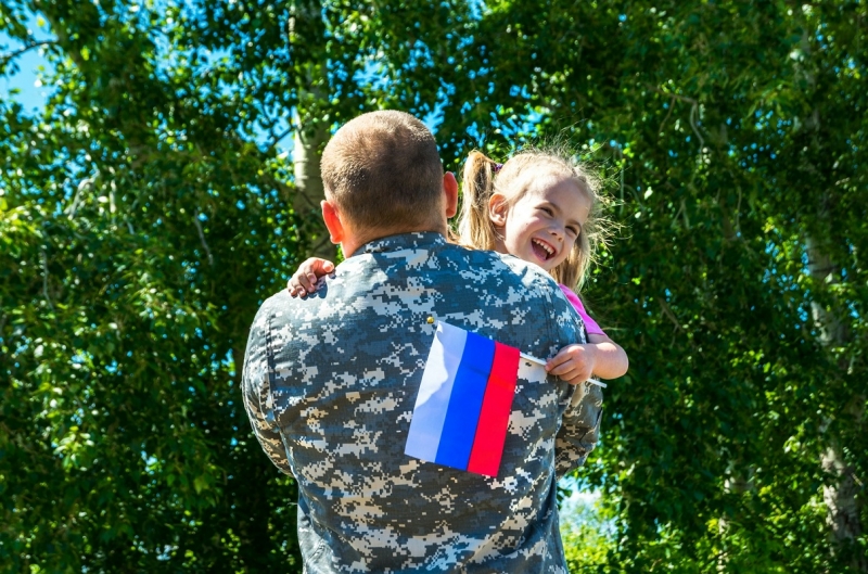 Военнослужащий с ребенком