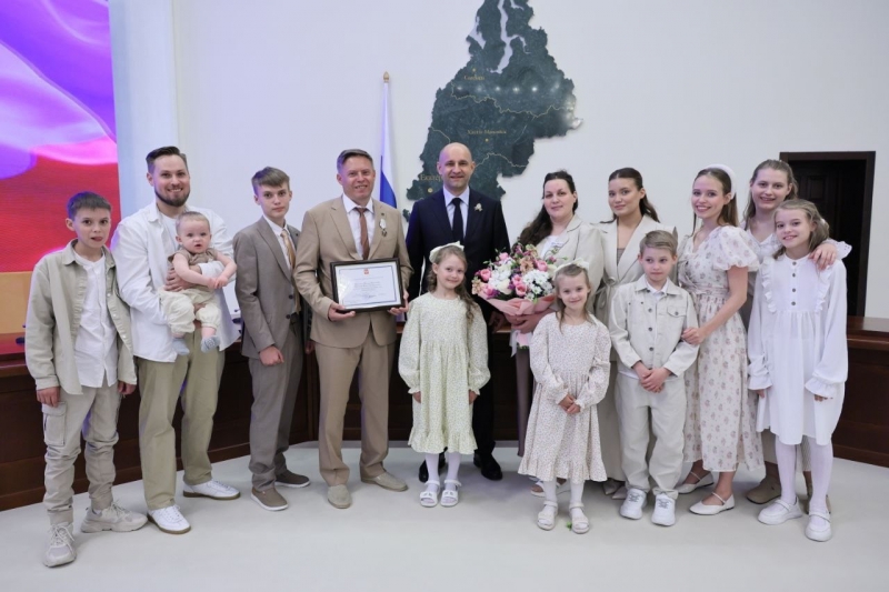 Полпред Артем Жога также поздравил многодетных родителей