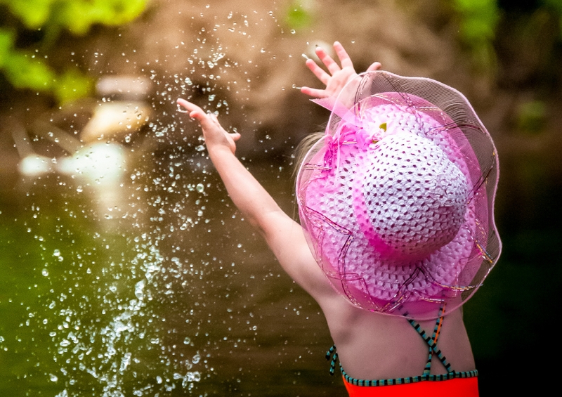 Ребенок брызгается