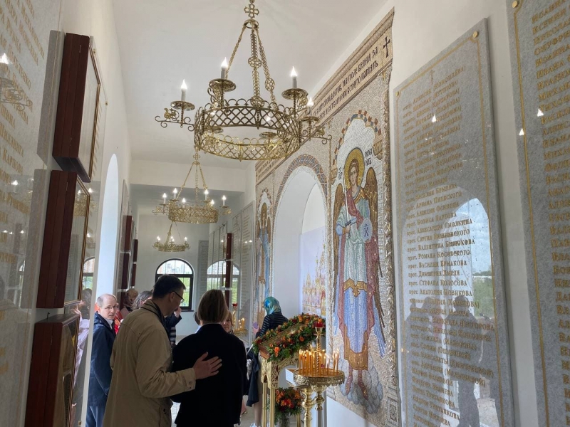 На плитах при входе в храм увековечены имена корреспондентов