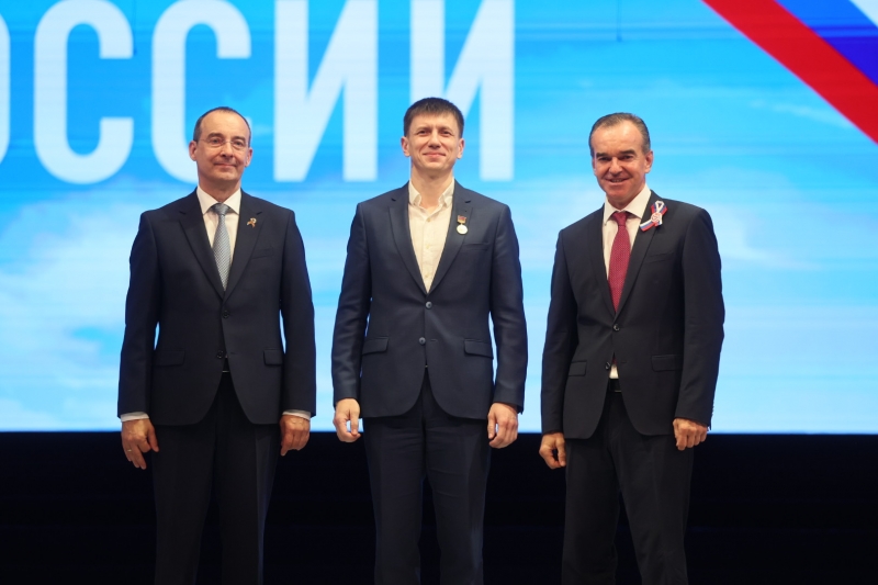 Глава Кубани Кондратьев в день России вручил паспорта и награды