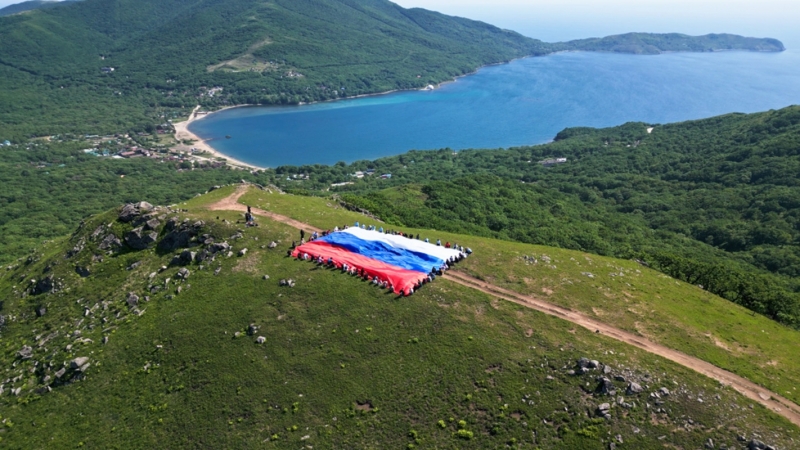 Огромный флаг развернули на полуострове Гамова
