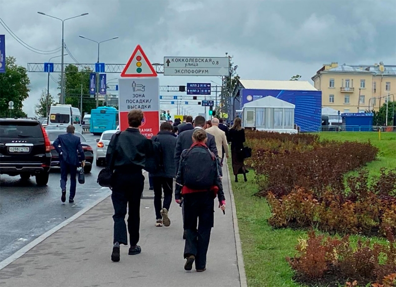 Многие высаживаются в километре от КПП и идут пешком, чтобы сэкономить время