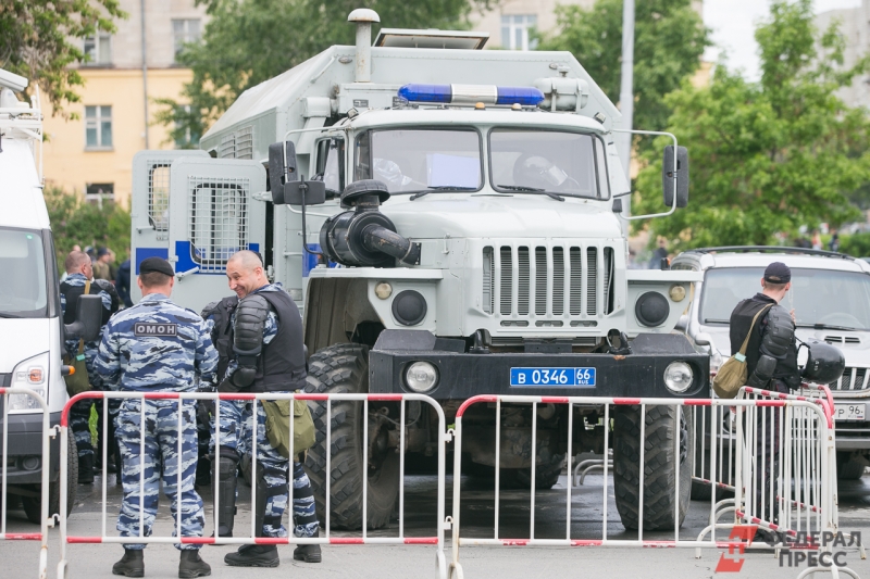 Силовики загрузили мигрантов в автобусы и увезли