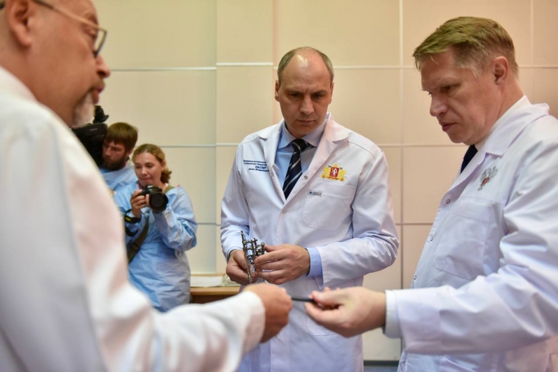 Михаил Мурашко и Денис Паслер объехали свердловские больницы